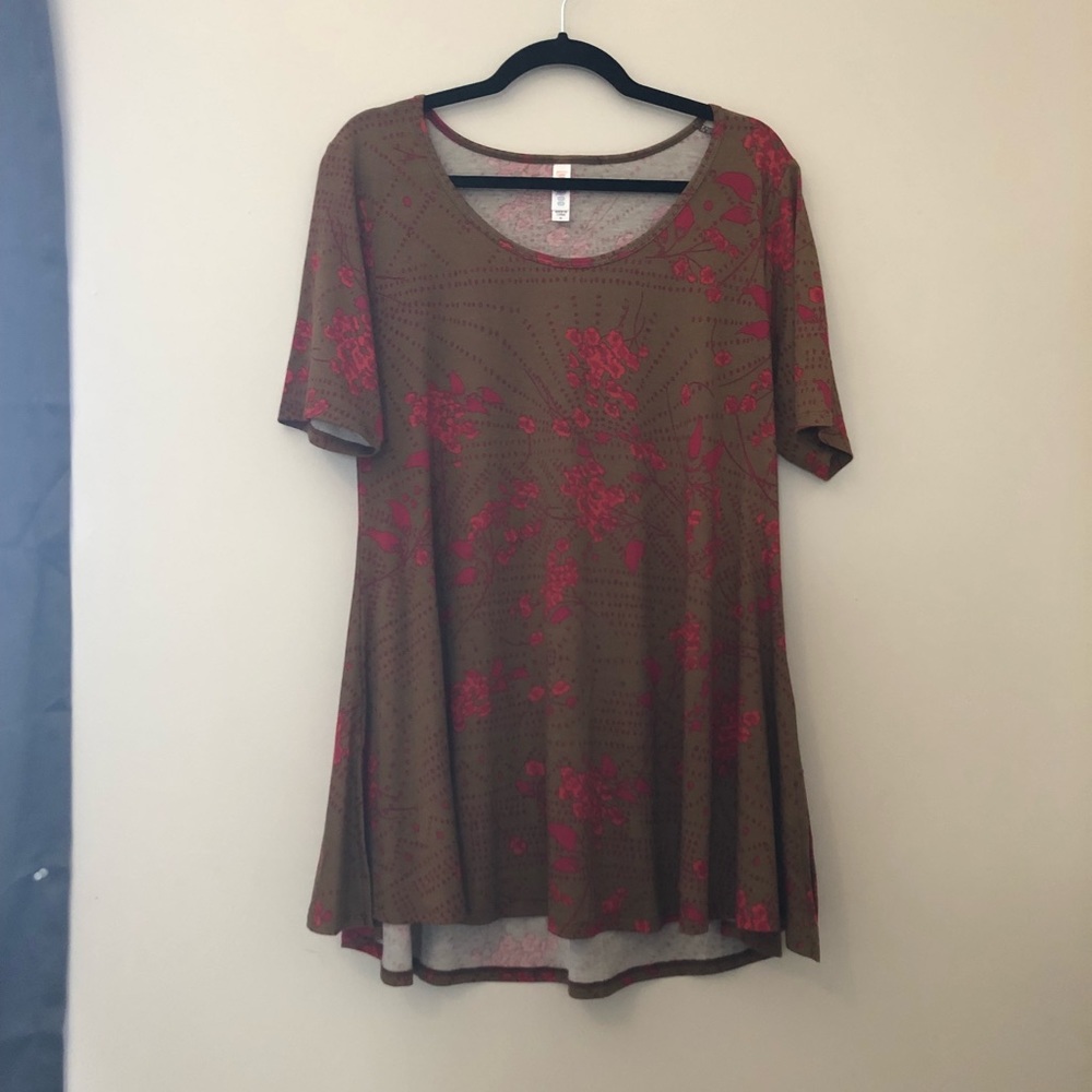 NWOT LulaRoe Perfect Tee Size Medium